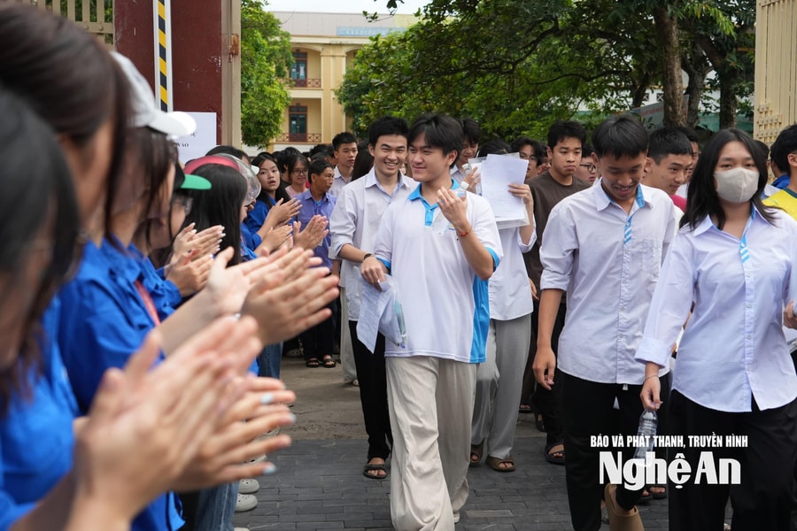 Sĩ tử Nghệ An hoàn thành bài thi đầu tiên trong tiết trời dịu mát