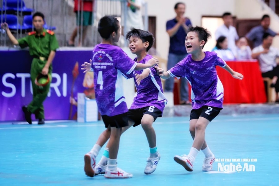 Niềm vui và nước mắt ở trận cầu nghẹt thở giữa Nhi đồng Cửa Lò và Nhi đồng Vinh Phú