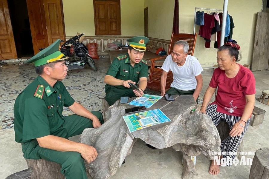 Bộ đội Biên phòng 'đi từng ngõ, gõ từng nhà' giúp dân chuyển đổi số
