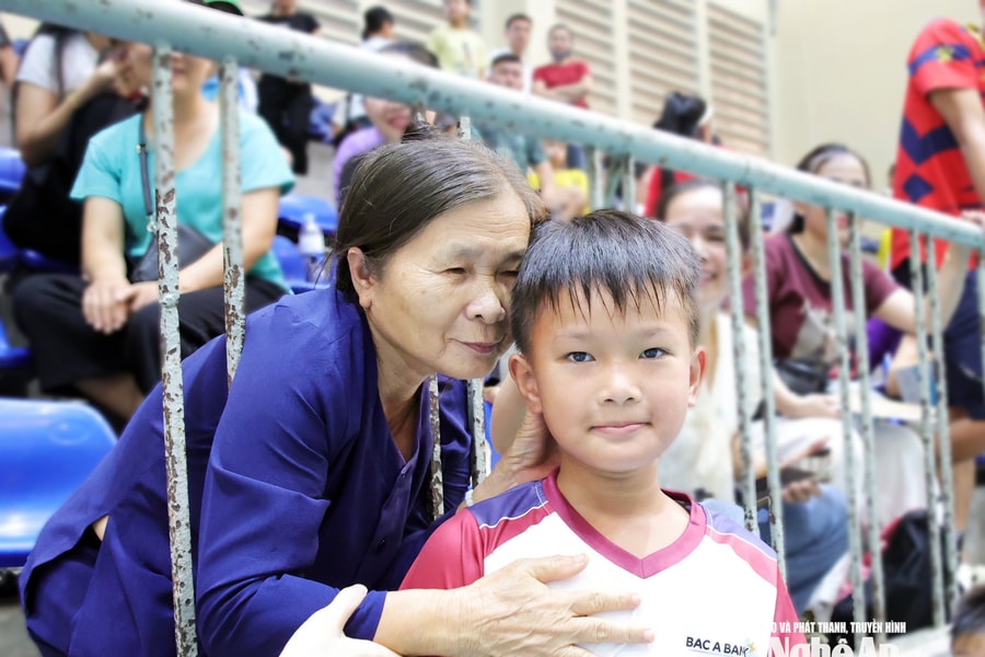 Những khoảnh khắc xúc động trên sân cỏ nhi đồng ngày bán kết