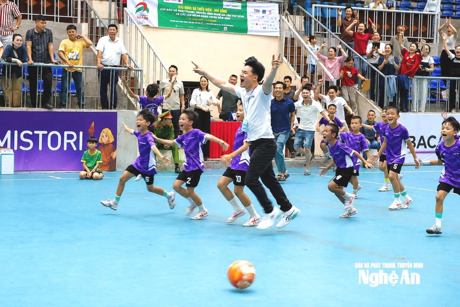 Nhi đồng Thành Vinh, Cửa Lò xuất sắc vào chung kết