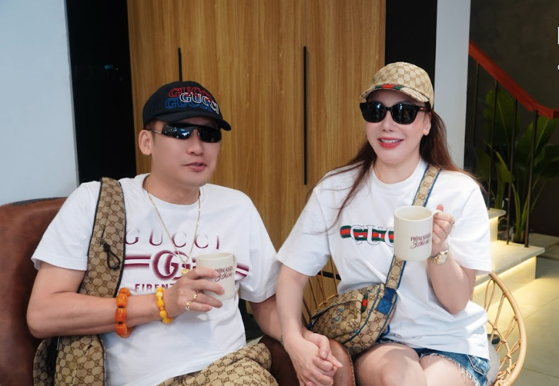 Ca sĩ Hồ Quỳnh Hương cùng ông xã doanh nhân chuẩn bị cho đêm nhạc Phòng khách 3 thế hệ tại Hà Nội