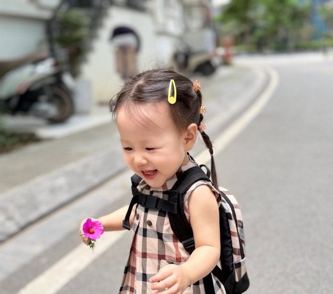 Bé Jenny nhà diễn viên Phương Oanh gây ấn tượng với loạt ảnh đi học ngộ nghĩnh