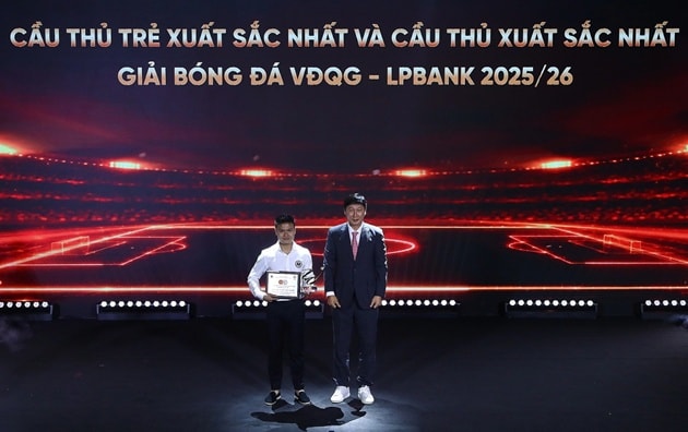 Nguyễn Quang Hải giành danh hiệu Cầu thủ xuất sắc nhất V-League 2025/26