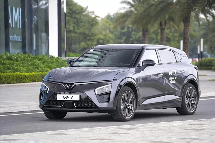VinFast VF 7 tháng 6/2026: Ưu đãi tới 58 triệu đồng và miễn phí lệ phí trước bạ