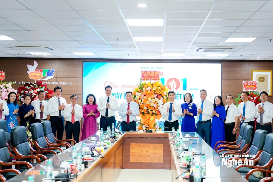 Bí thư Tỉnh ủy Nguyễn Khắc Thận chúc mừng Báo và phát thanh, truyền hình Nghệ An nhân kỷ niệm 101 năm Ngày Báo chí cách mạng Việt Nam