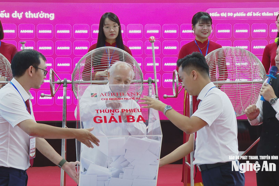 Agribank chi nhánh Nghệ An quay số mở thưởng Chương trình “Gửi tiền liền tay - Trúng ngay xế xịn”