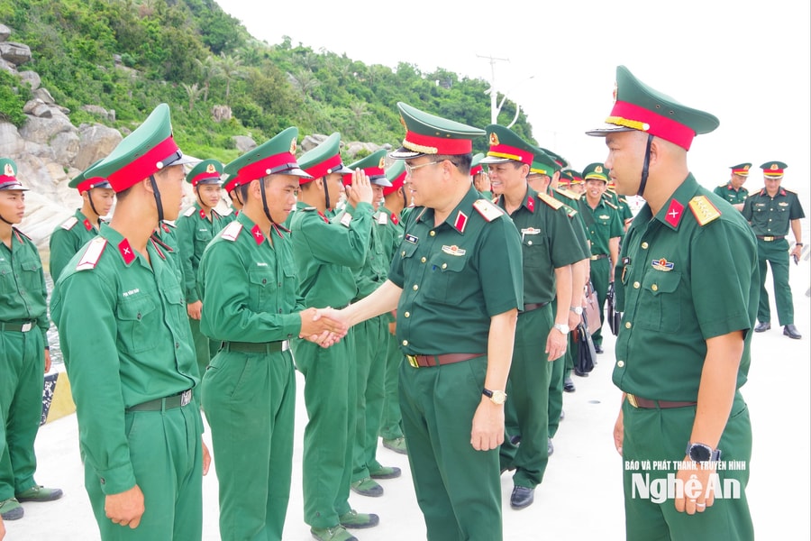 Kiểm tra công tác quân sự, quốc phòng tại Tiểu đoàn Hỗn hợp Đảo Hòn Mắt