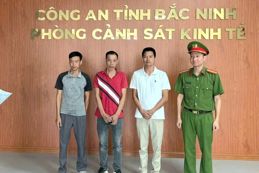 Khởi tố giám đốc đổ trộm 700 tấn chất thải
