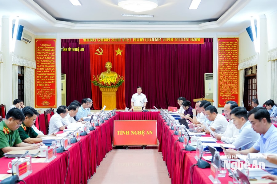 Bí thư Tỉnh ủy Nguyễn Khắc Thận chủ trì phiên họp của Ban Thường vụ Tỉnh ủy