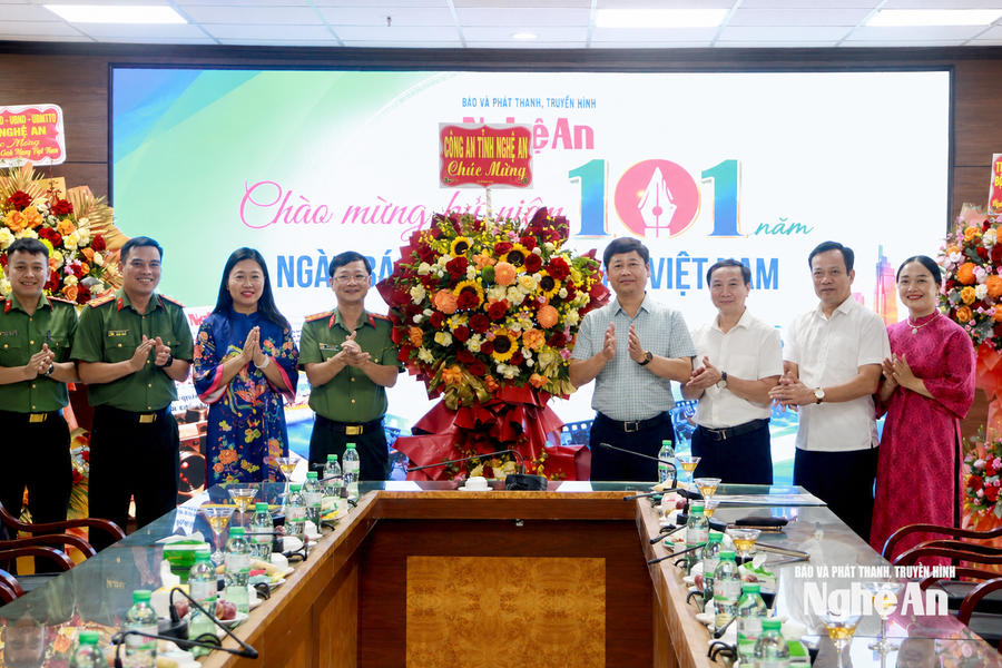 Nhiều cơ quan, đơn vị chúc mừng Báo và phát thanh, truyền hình Nghệ An dịp 21/6