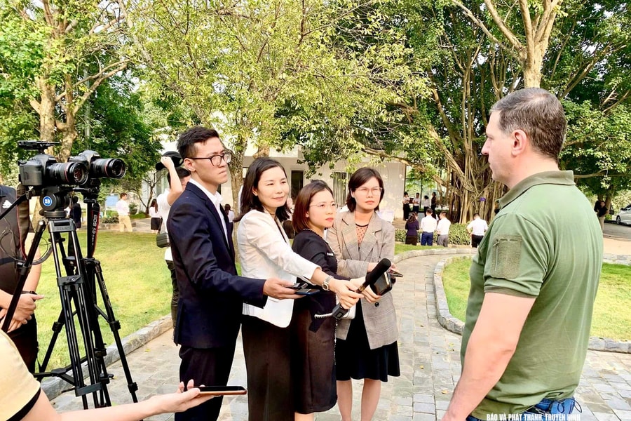 Nông nghiệp xanh trên trang báo và cánh sóng