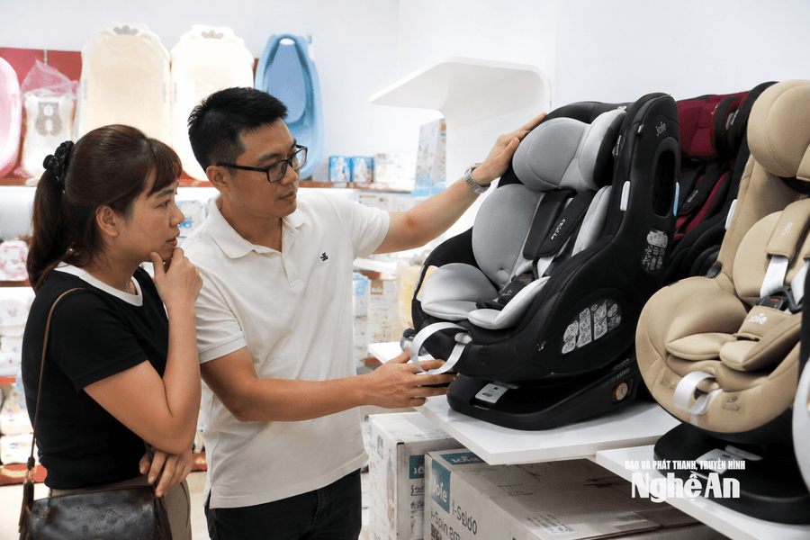 Trước ngày bắt buộc sử dụng, thị trường ghế an toàn trẻ em sôi động chưa từng có