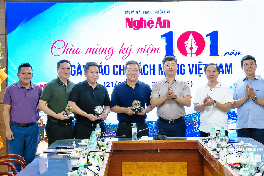Cục truyền thông Công an nhân dân thăm và làm việc với Báo và phát thanh, truyền hình Nghệ An