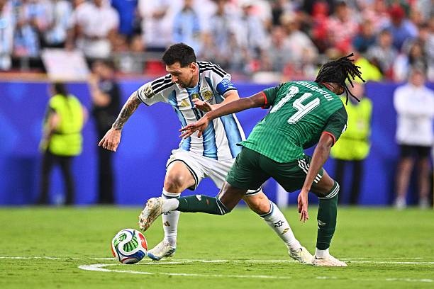 Algeria khiếu nại FIFA, đòi thẻ đỏ cho Lionel Messi sau thất bại 0-3 trước Argentina