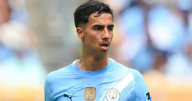 Man City dập tắt hy vọng của Barcelona về trung vệ trẻ Vitor Reis