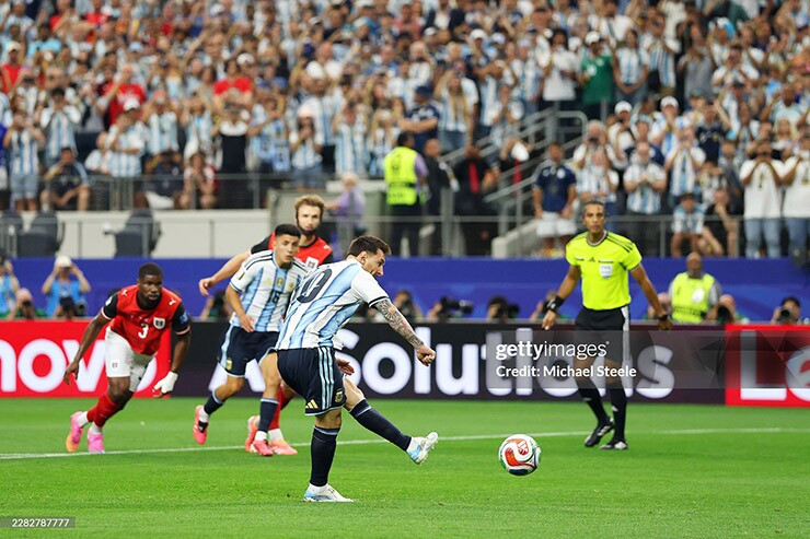 Messi lập kỷ lục ghi bàn vĩ đại nhất World Cup trong ngày buồn trên chấm 11m