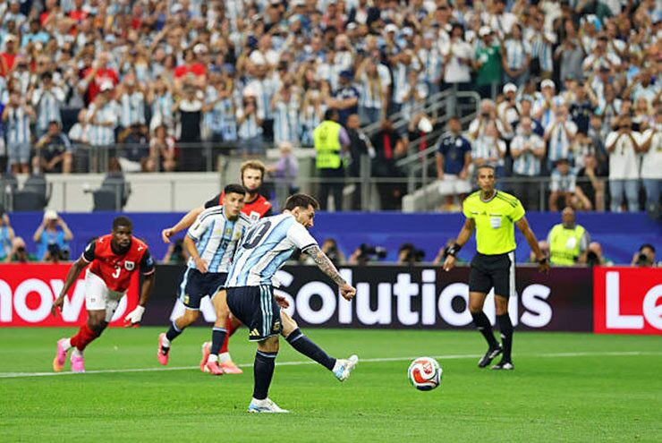 Lionel Messi lập cú đúp lịch sử giúp Argentina giành vé sớm tại World Cup 2026 sau khởi đầu đầy sóng gió