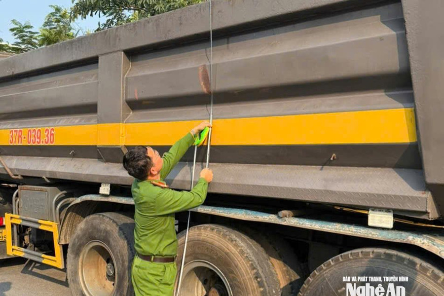 Công an Nghệ An tổng rà soát xe mô tô công nhân và phương tiện kinh doanh vận tải