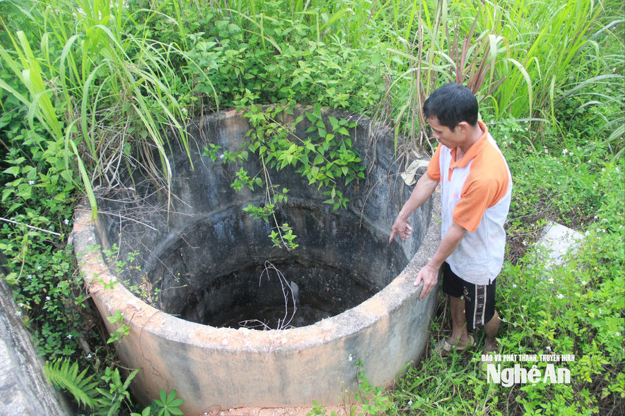 Thiếu nước, dân bản vùng cao Nghệ An phải đặt máy bơm xuống giếng cạn, hạn chế tối đa tắm rửa