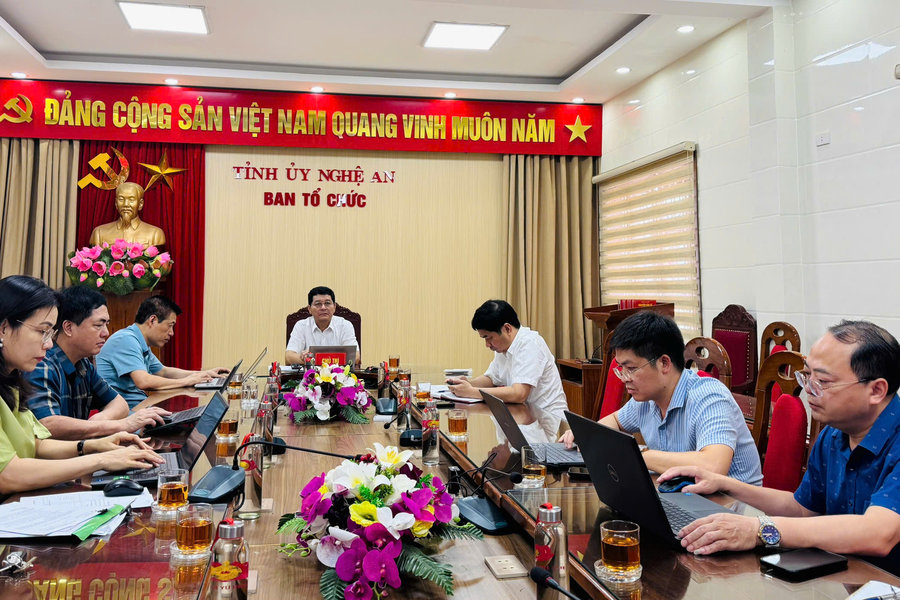 Lấy ý kiến vào các dự thảo văn bản của Bộ Chính trị về chủ trương khuyến khích và bảo vệ cán bộ