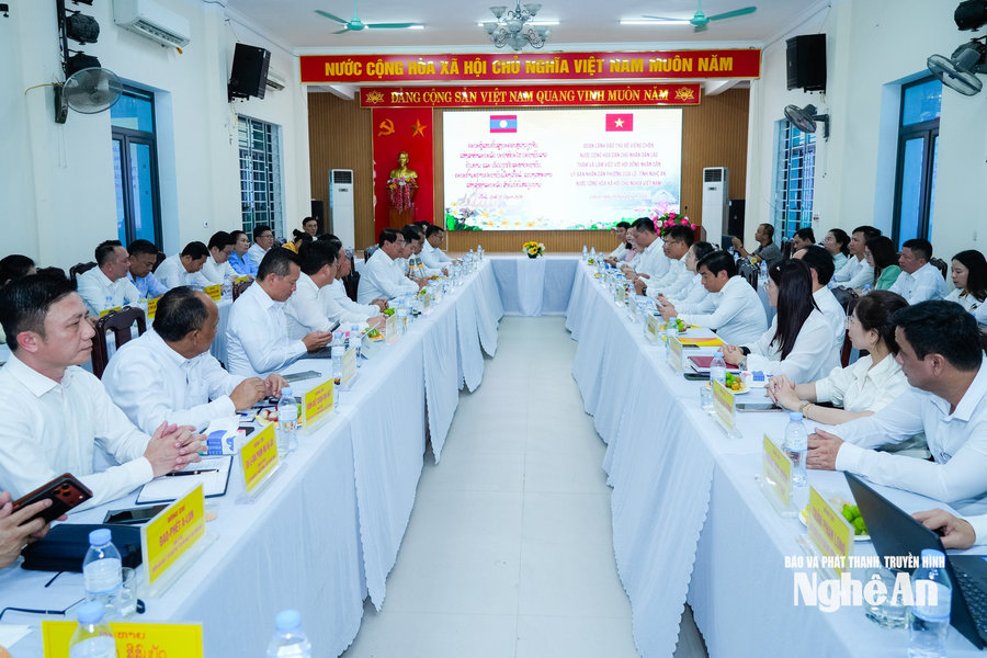 Đoàn lãnh đạo Thủ đô Viêng Chăn (nước CHDCND Lào) làm việc với phường Cửa Lò