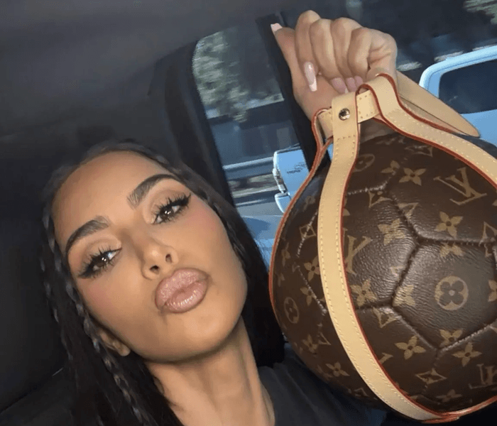 Kim Kardashian khoe bóng Louis Vuitton hiếm từ World Cup 1998 trong dự án UNICEF
