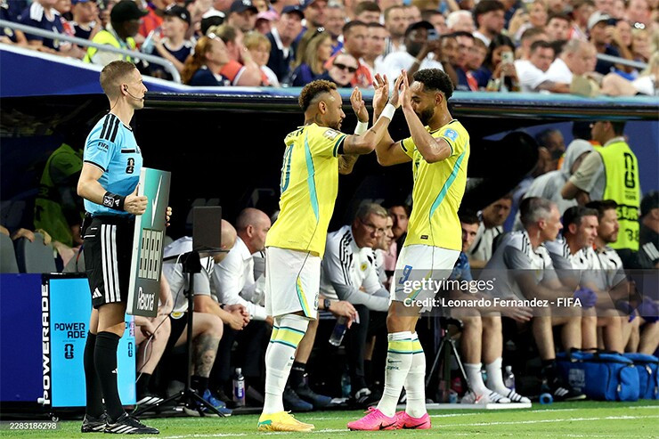 Neymar bật khóc trong ngày tái xuất ĐT Brazil sau 981 ngày chờ đợi tại World Cup