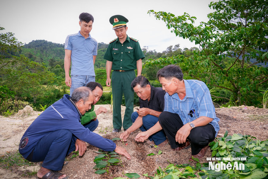 Kết nghĩa bản - bản Việt Lào: Bạn giàu mạnh là mình vui!