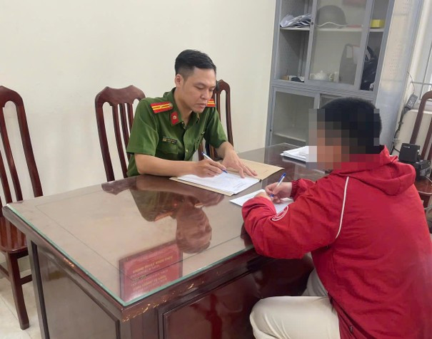Công an Phường Láng xác minh vụ cô gái bị nhân viên giao hàng hành hung