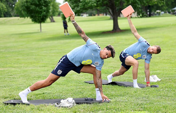 ĐT Anh tập yoga giữa công viên tại Mỹ: Liệu pháp tâm lý lạ của HLV Thomas Tuchel