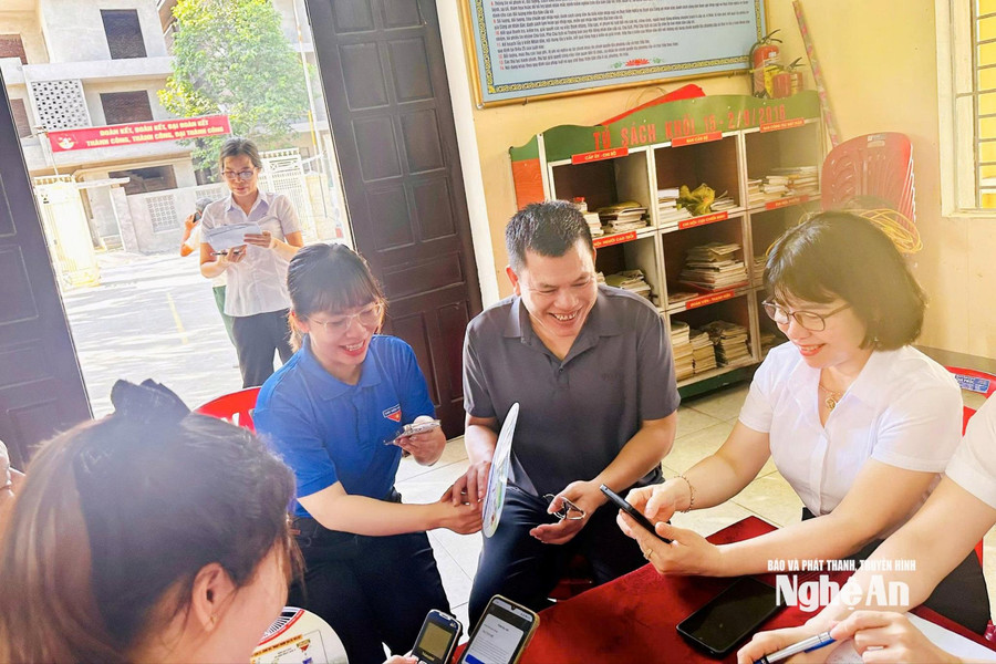 Điện lực Vinh thí điểm đưa ứng dụng số EVN chăm sóc khách hàng đến tận hộ dân