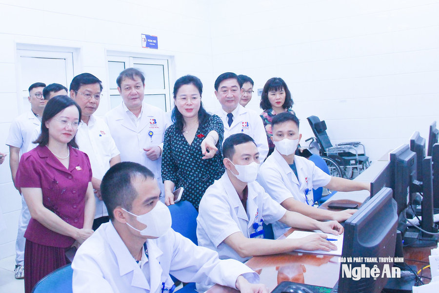 Đoàn đại biểu Quốc hội tỉnh giám sát việc thực hiện chính sách về khoa học, công nghệ và đổi mới sáng tạo tại Bệnh viện Ung bướu Nghệ An