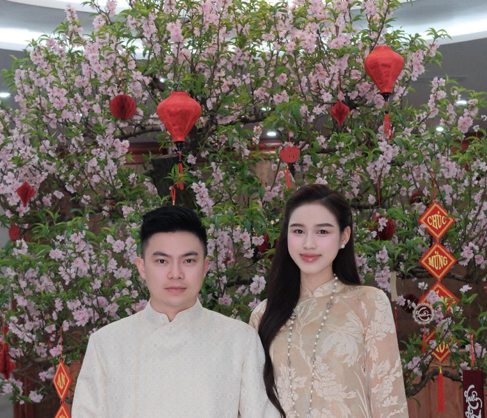 Hoa hậu Đỗ Thị Hà xuất hiện rạng rỡ bên chồng doanh nhân tại Hà Nội