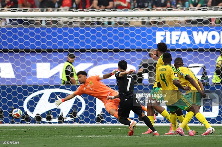 Stephen Eustaquio ghi bàn lịch sử đưa Canada vào vòng 1/8 World Cup 2026