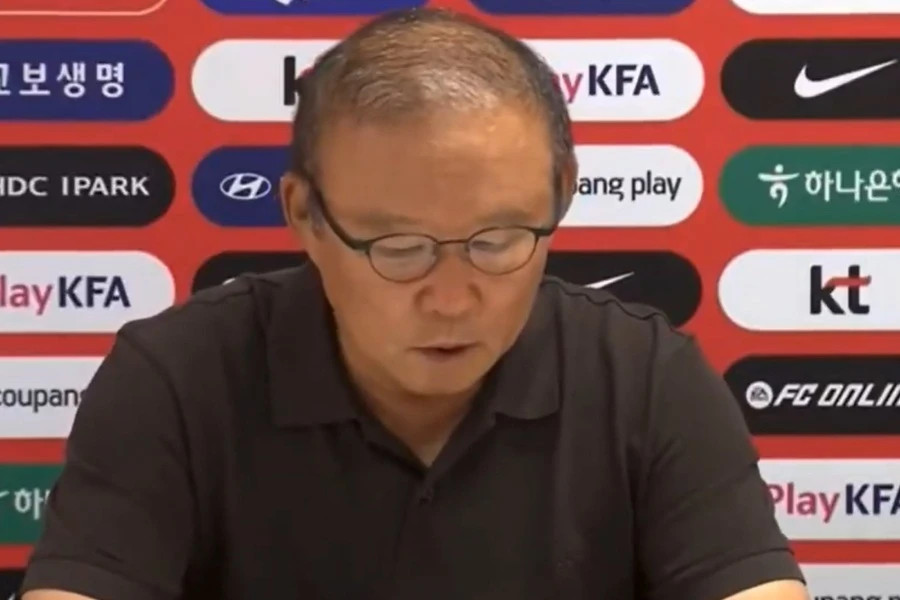 HLV Park Hang-seo cúi đầu xin lỗi khi tuyển Hàn Quốc bị loại khỏi World Cup 2026