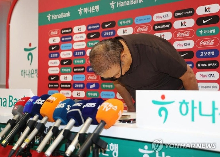 HLV Park Hang Seo cúi đầu xin lỗi sau cú sốc World Cup 2026 của ĐT Hàn Quốc