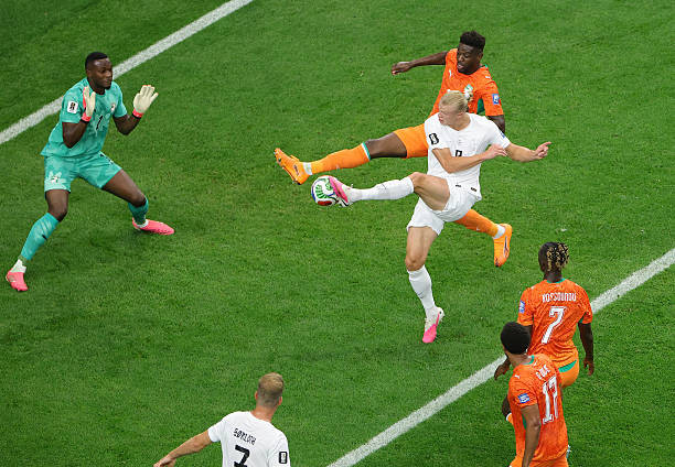 Haaland ghi bàn quyết định giúp Na Uy hạ Bờ Biển Ngà 2-1 và lập 2 kỷ lục World Cup