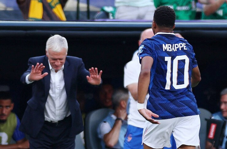 Mbappe lập cú đúp đưa Pháp vào vòng 16 đội: Khoảnh khắc Deschamps cúi đầu bái phục