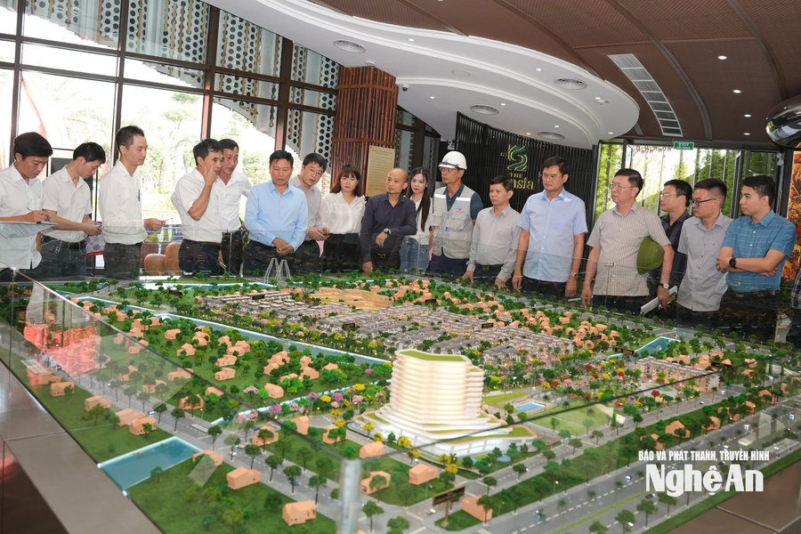 Phó Chủ tịch Ủy ban nhân dân tỉnh Hoàng Phú Hiền kiểm tra xử lý vướng mắc dự án nhà ở thương mại tại địa bàn đô thị Vinh