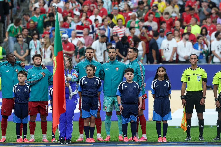 Biểu tượng lòng yêu nước: Giải mã lý do Ronaldo luôn đứng nghiêng khi hát quốc ca Bồ Đào Nha