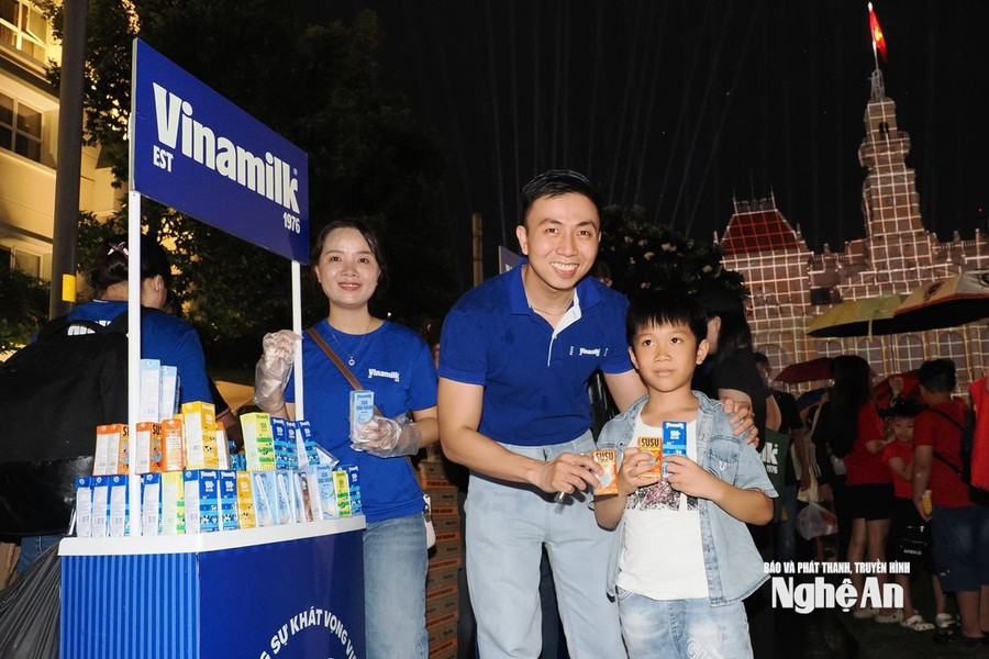 Vinamilk tiếp sức người dân trong đêm hội TP. Hồ Chí Minh