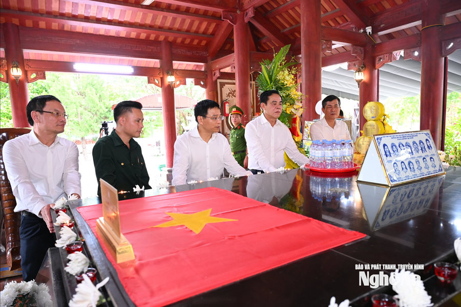 Phó Thủ tướng Nguyễn Văn Thắng dâng hương tưởng niệm các Anh hùng liệt sĩ tại Khu Di tích lịch sử quốc gia Truông Bồn