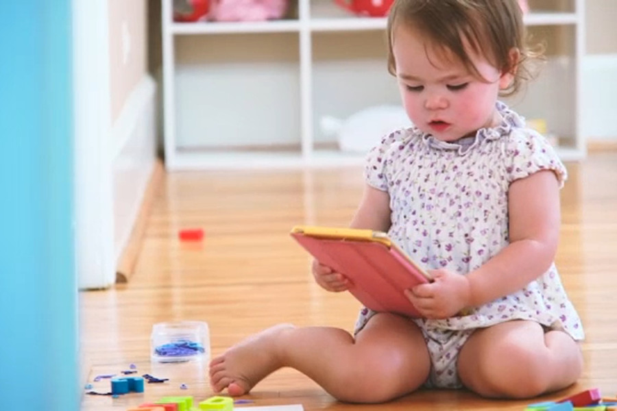 Nghiên cứu mới cảnh báo: Trẻ dưới 2 tuổi tiếp xúc màn hình sớm có thể ảnh hưởng lâu dài đến sự phát triển