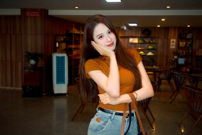 Á hậu Ngọc Hằng gây chú ý với phong cách thời trang tối giản đời thường