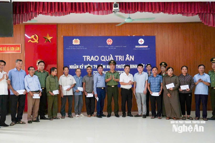 Phòng An ninh Chính trị nội bộ Công an tỉnh và Công ty Thủy điện Bản Vẽ tặng quà gia đình chính sách tại xã Sơn Lâm