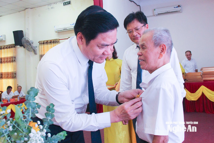 Phó Bí thư Thường trực Tỉnh ủy Hoàng Nghĩa Hiếu trao tặng Huy hiệu Đảng tặng đảng viên phường Cửa Lò
