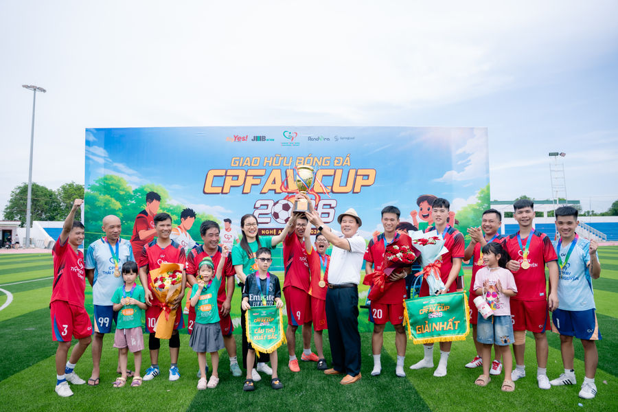 Nối dài yêu thương cùng trái bóng