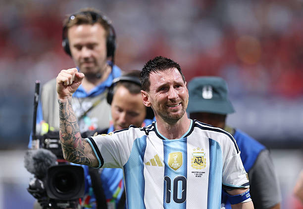 Messi rực sáng đưa Argentina vào tứ kết World Cup sau màn ngược dòng trước Ai Cập
