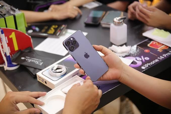 iPhone 14 chính thức rời kệ hàng tại Việt Nam: Khép lại kỷ nguyên cổng sạc Lightning